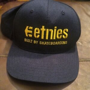 Etnies  built by skateboarding hat snapback trucker hat.